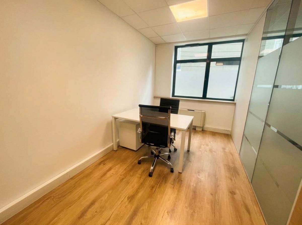 Bureau fermé de 10 m² meublé à louer à Tassin-la-Demi-Lune, près d'Écully