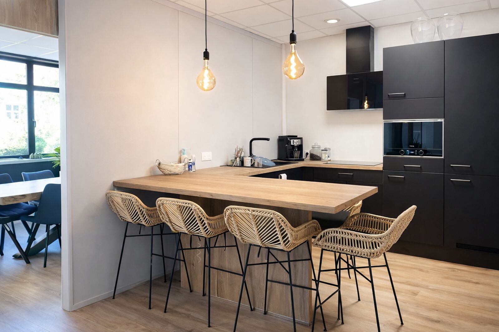 Cuisine partagée avec machine à café et comptoir en bois dans le coworking de Tassin-la-Demi-Lune